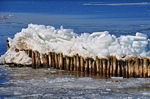 Der Winter und die Eiseskälte lassen an der Ostseeküste bizarre Eisgebilde entstehen, wie hier auf den Buhnen