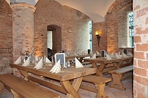 Der Schankraum der Schau-Brauerei im Wasserschloss Mellenthin auf der Insel Usedom ist urig eingerichtet