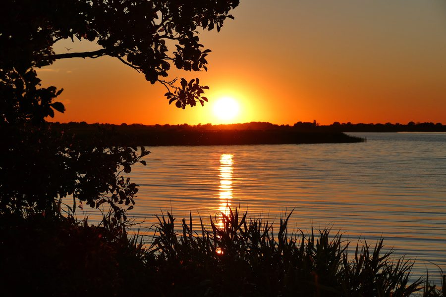 Blick über das Achterwasser auf den Lieper Winkel bei Sonnenuntergang