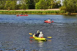 In Vorpommern-Greifswald bieten sich viele Gelegenheiten für eine Paddeltoour - wie hier auf der Peene bei Anklam