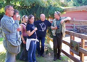 Teilnehmer der Wisent-Konferenz im Gehege auf der Insel Usedom