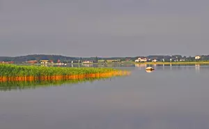 Blick von Neu Pudagla über das Achterwasser zum erwachenden Balm