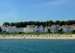 Die Bädervillen im Stil der Bäderarchitektur schmiegen sich dicht an dicht an der Strandpromenade in Bansin auf der Insel Usedom