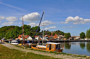 Kamminke liegt am Stettiner Haff. Der Hafen Kamminke ist Ausgangspunkt für Ausflugsfahrten aufs Haff und nach Polen
