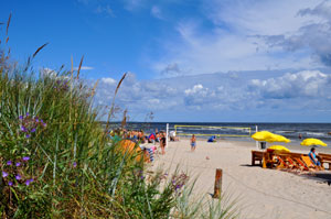 Der breite und feine Sandstrand in Karlshagen bietet für jeden feriengast das Passende - egal ob Sonnenbaden, Plantschen in der Ostsee oder Aktivitäten wie Beachvolleyball, Jogging und Nordic Walking