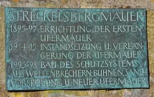Info-Tafel: Errichtung der Streckelsbergmauer