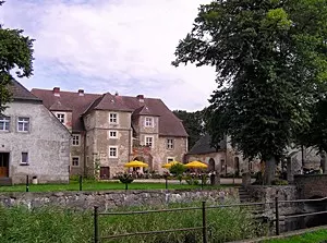 Das Wasserschloss in Mellenthin ist das einzige seiner Art auf der Insel Usedom. Die ältesten Gebäudeteile gehen auf das 12. Jahrhundert zurück