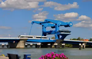 Die Peenebrücke verbindet in Wolgast die Insel Usedom mit dem vorpommerschen Festland