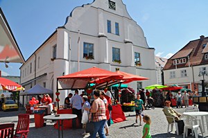 Erdbeerfest in Wolgast mit dem historischen Rathaus