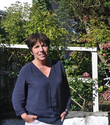 Margot Käßmann im Garten des Otto-Niemeyer-Holstein-Ateliers